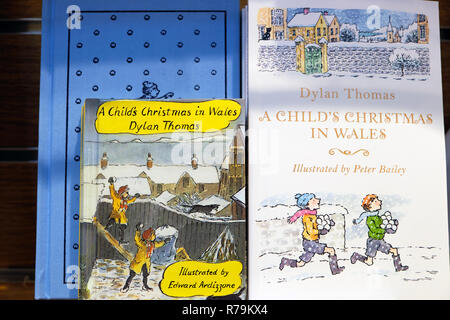Coperchio anteriore di un bambino il Natale in Galles da libro autore gallese Dylan Thomas per la vendita su uno scaffale in una libreria a Londra REGNO UNITO KATHY DEWITT Foto Stock