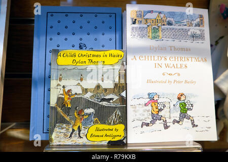 Coperchio anteriore di un bambino il Natale in Galles da libro autore gallese Dylan Thomas per la vendita su uno scaffale in una libreria a Londra REGNO UNITO KATHY DEWITT Foto Stock