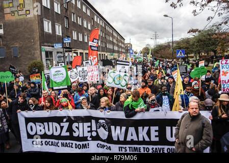 La gente si vede che trasportano striscioni e cartelli e bandiere durante il mese di marzo. Marzo per il clima durante la conferenza delle Nazioni Unite sui cambiamenti climatici (COP24).Il 2018 Conferenza delle Nazioni Unite sul cambiamento climatico (COP24) si svolgerà tra il 2 ed il 14 dicembre a Katowice, Polonia. Foto Stock