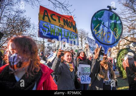 La gente si vede che trasportano striscioni e cartelli e bandiere durante il mese di marzo. Marzo per il clima durante la conferenza delle Nazioni Unite sui cambiamenti climatici (COP24).Il 2018 Conferenza delle Nazioni Unite sul cambiamento climatico (COP24) si svolgerà tra il 2 ed il 14 dicembre a Katowice, Polonia. Foto Stock