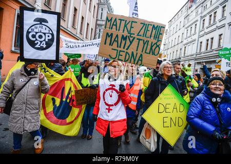 La gente si vede che trasportano striscioni e cartelli e bandiere durante il mese di marzo. Marzo per il clima durante la conferenza delle Nazioni Unite sui cambiamenti climatici (COP24).Il 2018 Conferenza delle Nazioni Unite sul cambiamento climatico (COP24) si svolgerà tra il 2 ed il 14 dicembre a Katowice, Polonia. Foto Stock