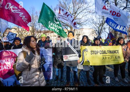 Una statua del primo ministro del Giappone, Shinz? Abe vede tra i dimostranti durante il mese di marzo. Marzo per il clima durante la conferenza delle Nazioni Unite sui cambiamenti climatici (COP24).Il 2018 Conferenza delle Nazioni Unite sul cambiamento climatico (COP24) si svolgerà tra il 2 ed il 14 dicembre a Katowice, Polonia. Foto Stock