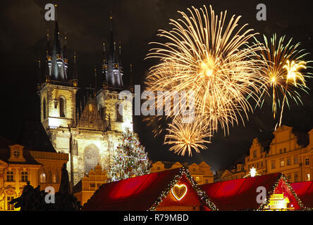 Praga Capodanno fuochi d'artificio Foto Stock