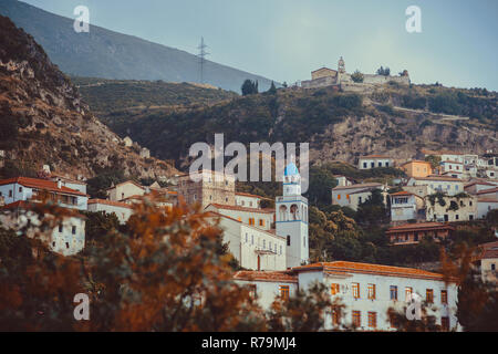 Dhermi tradizionale villaggio albanese vista in sud Albania Foto Stock