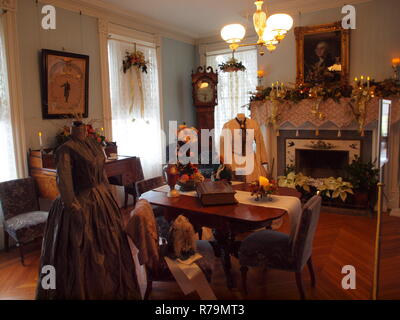 Decorazioni natalizie in epoca rivoluzionaria a Ringwood, New Jersey. La casa è conosciuta come la casa padronale Hewitt nel Ringwood state Park nel New Jersey Foto Stock