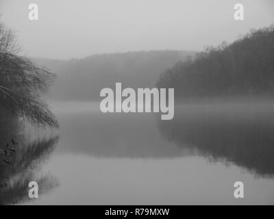 Serbatoio Monksville, nella zona ovest di Milford, New Jersey. Relativamente nuova area di spartiacque che fornisce acqua a diverse città URBAN, New Jersey. Foto Stock