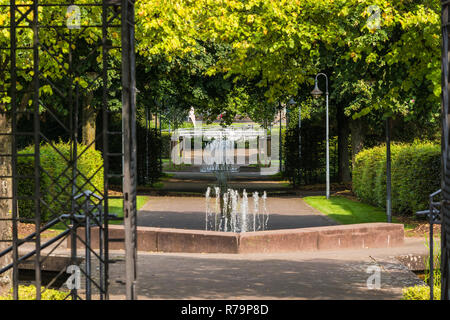 Piccolo weir fontana a cascata Foto Stock