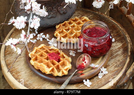 Cialde belghe con marmellata e tè Foto Stock