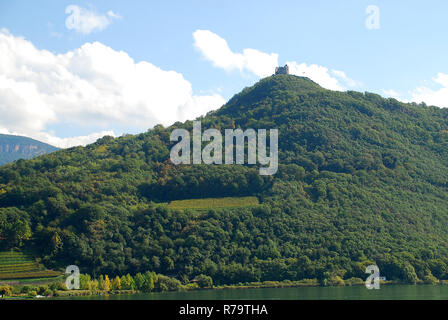 Piccolo rovina sulla cima della montagna, lago di Caldaro Lago di Caldaro. Foto Stock