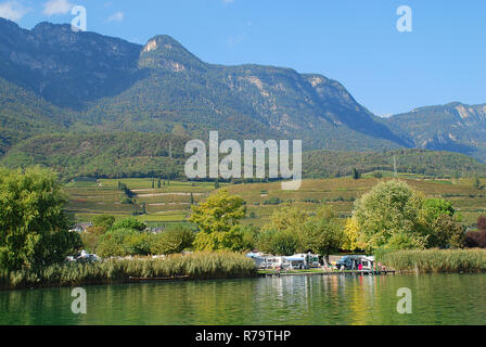 Il lago di Caldaro (Italiano: Lago di Caldaro; Tedesco: Kalterer See) è un lago nel comune di Caldaro sulla Strada del Vino in Alto Adige Foto Stock