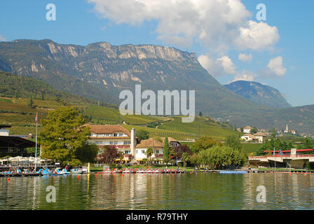 Il lago di Caldaro (Italiano: Lago di Caldaro; Tedesco: Kalterer See) è un lago nel comune di Caldaro sulla Strada del Vino in Alto Adige Foto Stock