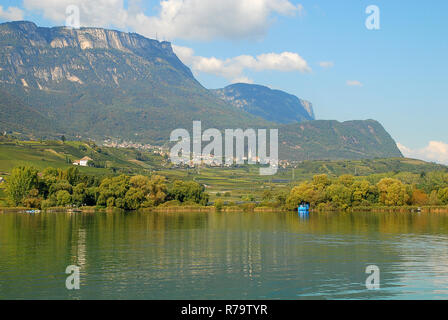 Il lago di Caldaro (Italiano: Lago di Caldaro; Tedesco: Kalterer See) è un lago nel comune di Caldaro sulla Strada del Vino in Alto Adige Foto Stock