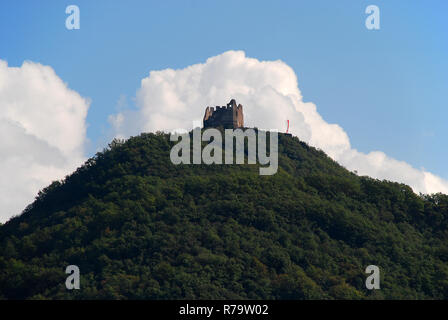 Piccolo rovina sulla cima della montagna, lago di Caldaro Lago di Caldaro. Foto Stock