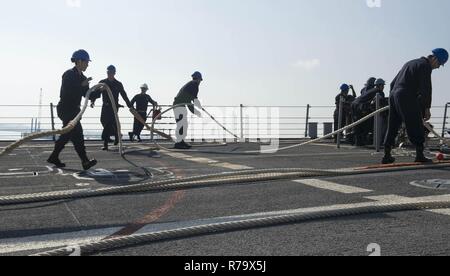 HAIFA, Israele (7 maggio 2017) marinai shift linee di ormeggio a bordo del Arleigh Burke-class guidato-missile destroyer USS Ross (DDG 71) mentre la nave arriva a Haifa in Israele, per una porta programmata visita il 7 maggio 2017. Ross, distribuita a Rota, Spagna, sta conducendo operazioni navali negli Stati Uniti Sesta flotta area di operazioni a sostegno degli Stati Uniti per gli interessi di sicurezza nazionali in Europa e in Africa. Foto Stock