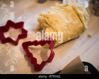 Panificio di Natale: close-up di pasta biscotto e diversi cookie cutters - Albero di natale e stella Foto Stock