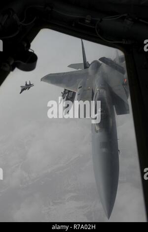 EIELSON AIR FORCE BASE in Alaska - USA Air Force F-15C aquile assegnato alla 67th Fighter Squadron fuori di Kadena Air Base, Giappone, volare dietro un KC-135T Stratotanker da Fairchild Air Force Base, nello Stato di Washington, 9 maggio 2017, durante il bordo settentrionale 2017 (NE17), sopra il giunto Pacific-Alaska gamma complessa. NE17 è Alaska premier formazione congiunta esercizio progettato per mettere in pratica le operazioni, le tecniche e le procedure nonché migliorare l'interoperabilità tra i servizi. Migliaia di partecipanti provenienti da tutti i servizi, aviatori, soldati, marinai, Marine e le coste guardie da active duty, riserva nazionale e Foto Stock