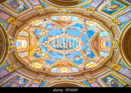 MDINA, Malta - 14 giugno 2018: la bella cupola ovale della chiesa carmelitana con un magnifico affresco della Vergine Maria, il 14 giugno in Mdina. Foto Stock