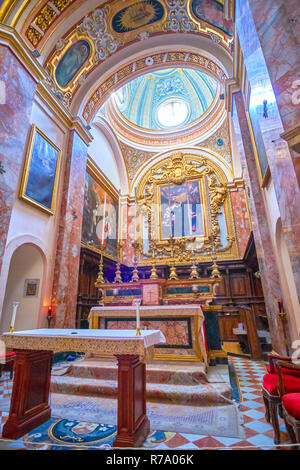 MDINA, Malta - 14 giugno 2018: l'altare della chiesa carmelitana con bellissima icona dell Annunciazione Maria Vergine in riccamente decorato in legno gilden fram Foto Stock