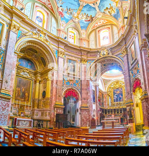 MDINA, Malta - 14 giugno 2018: La piccola sala da preghiera della Chiesa dell'Annunciazione con ricche decorazioni in stile barocco, il 14 giugno in Mdina. Foto Stock