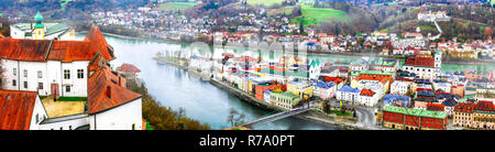 Bella Passau città vecchia,vista con vecchio castello,e case tradizionali,Baviera, Germania. Foto Stock