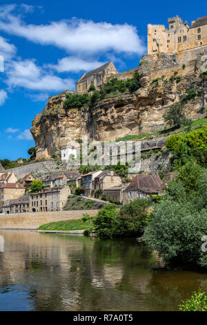 Il Borgo e Castello di Beynac-et-Cazenac sul fiume Dodogne nella regione della Dordogne della Francia. Foto Stock