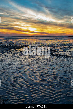 Tramonto a bassa marea sulla spiaggia a Chatelaillon Plage vicino a La Rochelle nel dipartimento della Charente-Maritime del sud-ovest della Francia. Foto Stock