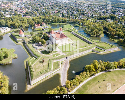 Le fortificazioni di Kuressaare castello vescovile (star fort, bastione fortezza costruita da Ordine Teutonico, Saaremaa island, western Estonia, vista aerea. Foto Stock