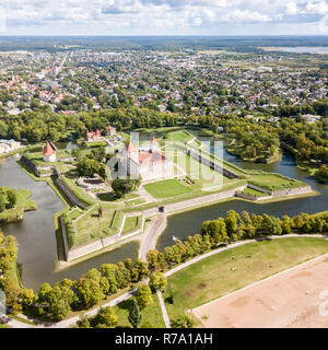 Le fortificazioni di Kuressaare castello vescovile (star fort, bastione fortezza costruita da Ordine Teutonico, Saaremaa island, western Estonia, vista aerea. Foto Stock