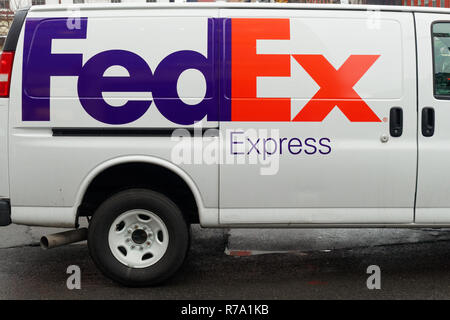 La città di New York, Stati Uniti d'America - Aprile 2018: Fedex courier van a Manhattan Foto Stock