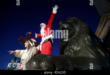 Persone in Santa costumi in Trafalgar Square, Londra, come essi prendono parte in Santacon London 2018. Foto Stock