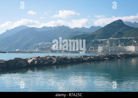 Vista dei monti Lattari, lungo il Mar Tirreno in provincia di Salerno, Campania, Italia Foto Stock