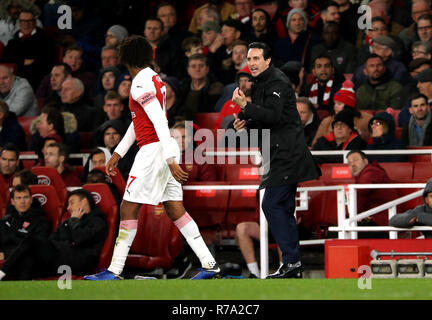 Arsenal manager Unai Emery e Alex Iwobi durante il match di Premier League a Emirates Stadium di Londra. Foto Stock