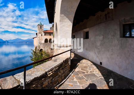 Santa Caterina del Sasso monastero, Lago Maggiore, Varese, Italia Foto Stock