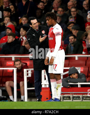 Arsenal manager Unai Emery e Alex Iwobi durante il match di Premier League a Emirates Stadium di Londra. Foto Stock
