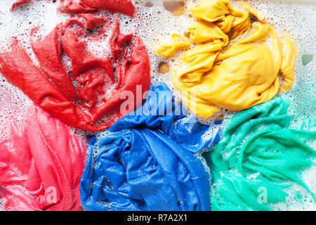 Immergere un panno prima del lavaggio, vestiti di colore Foto Stock