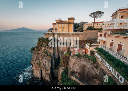 L'Hotel Corallo e scogliere al tramonto, a Sorrento, campania, Italia Foto Stock