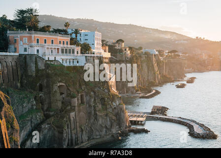 Scogliere al tramonto, a Sorrento, campania, Italia Foto Stock