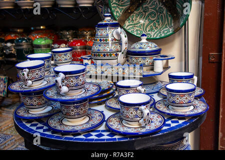 Il Marocco, Fes, Fes el Bali, Medina, Talaa Seghira, ceramica di manifattura locale in vendita al di fuori di stallo in ceramica Foto Stock