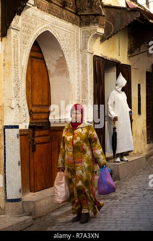 Il Marocco, Fes, Fes el Bali, Medina, Talaa Seghira, persone di passaggio ingresso Medersa Bou Inania Foto Stock