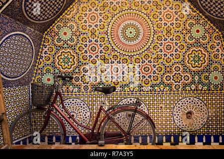 Il Marocco, Fes, Fes el Bali, Medina, in bicicletta in Seqqaya pubblica fontana di acqua con tradizionali mattonelle zellij decorazione Foto Stock