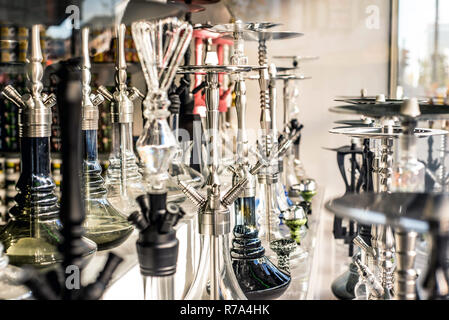 Un sacco di vetro colorato hookahs shisha in un negozio di finestra di fumare il fumo. Foto Stock