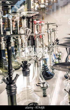 Un sacco di vetro colorato hookahs shisha in un negozio di finestra di fumare il fumo. Foto Stock