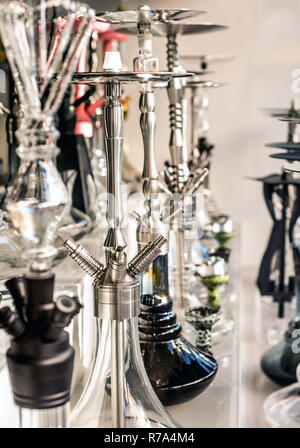 Un sacco di vetro colorato hookahs shisha in un negozio di finestra di fumare il fumo. Foto Stock