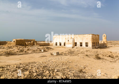 Rovinato antica madreperlante araba e la cittadina di pescatori Al Jumail, in Qatar. Il deserto a Costa del Golfo Persico. Abbandonato moschea con minareto. Cumulo di pietre Foto Stock