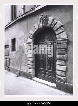 Laziale Rieti Magliano Sabina Museo Civico, questa è la mia Italia, il paese italiano di storia visiva, vedute esterne di strade e portali che conduce fino al Palazzo comunale e il Palazzo Gori via Sabina 19. Entrambe le strutture casa le collezioni del Museo Civico. una scultura in ceramica di Maria Regina del cielo con putti, un affresco danneggiato di Cristo da parte di Lorenzo da Viterbo e stemmi del XIV secolo. scultura architettonica alabastro del cranio e lapidi romane Foto Stock