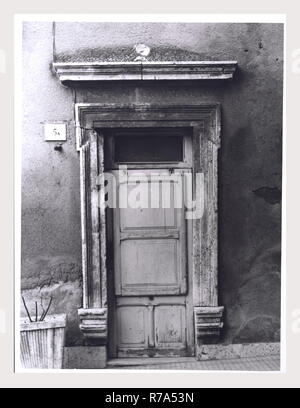 Laziale Rieti Magliano Sabina Museo Civico, questa è la mia Italia, il paese italiano di storia visiva, vedute esterne di strade e portali che conduce fino al Palazzo comunale e il Palazzo Gori via Sabina 19. Entrambe le strutture casa le collezioni del Museo Civico. una scultura in ceramica di Maria Regina del cielo con putti, un affresco danneggiato di Cristo da parte di Lorenzo da Viterbo e stemmi del XIV secolo. scultura architettonica alabastro del cranio e lapidi romane Foto Stock