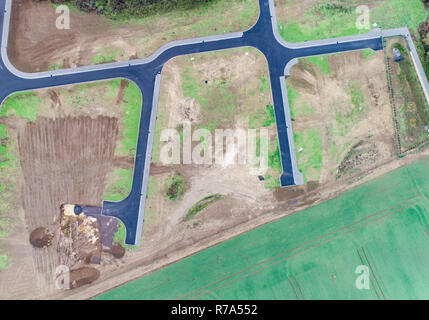 Vista aerea di strada strade orientamenti nuova area di sviluppo per immobili mome edificio area di seminativi verde in Germania. Foto Stock