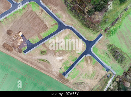 Vista aerea di strada strade orientamenti nuova area di sviluppo per immobili mome edificio area di seminativi verde in Germania. Foto Stock