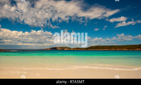 Ampio angolo di inquadratura della straordinariamente bella spiaggia e cielo a Hellfire Bay in Western Australia. Foto Stock