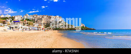 Bella sperlonga città,con vista mare,case e castello,lazio,l'Italia. Foto Stock